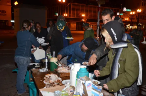 feeding-homeless-thanksgiving