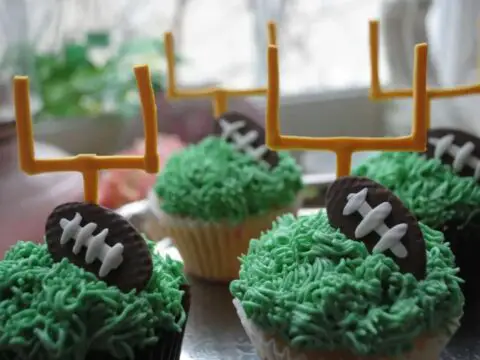 5 Awesome Ways To Decorate Football Cupcakes & Score Big At Your Superbowl Party!