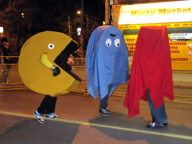 pac man game group costume idea.