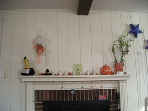 halloween-decorations-on-fireplace-mantel-by-girl_named_fred.jpg