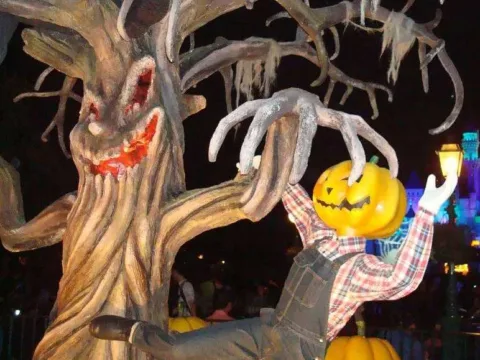 Don't forget to put a life-size scarecrow in your life-size outdoor Halloween tree outdoors!