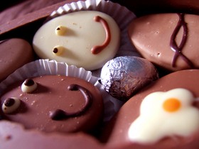 melted-chocolate-to-make-candies-by-naukhel.jpg