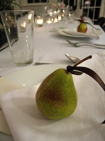 using-fresh-pears-as-placecards-by-wka.jpg
